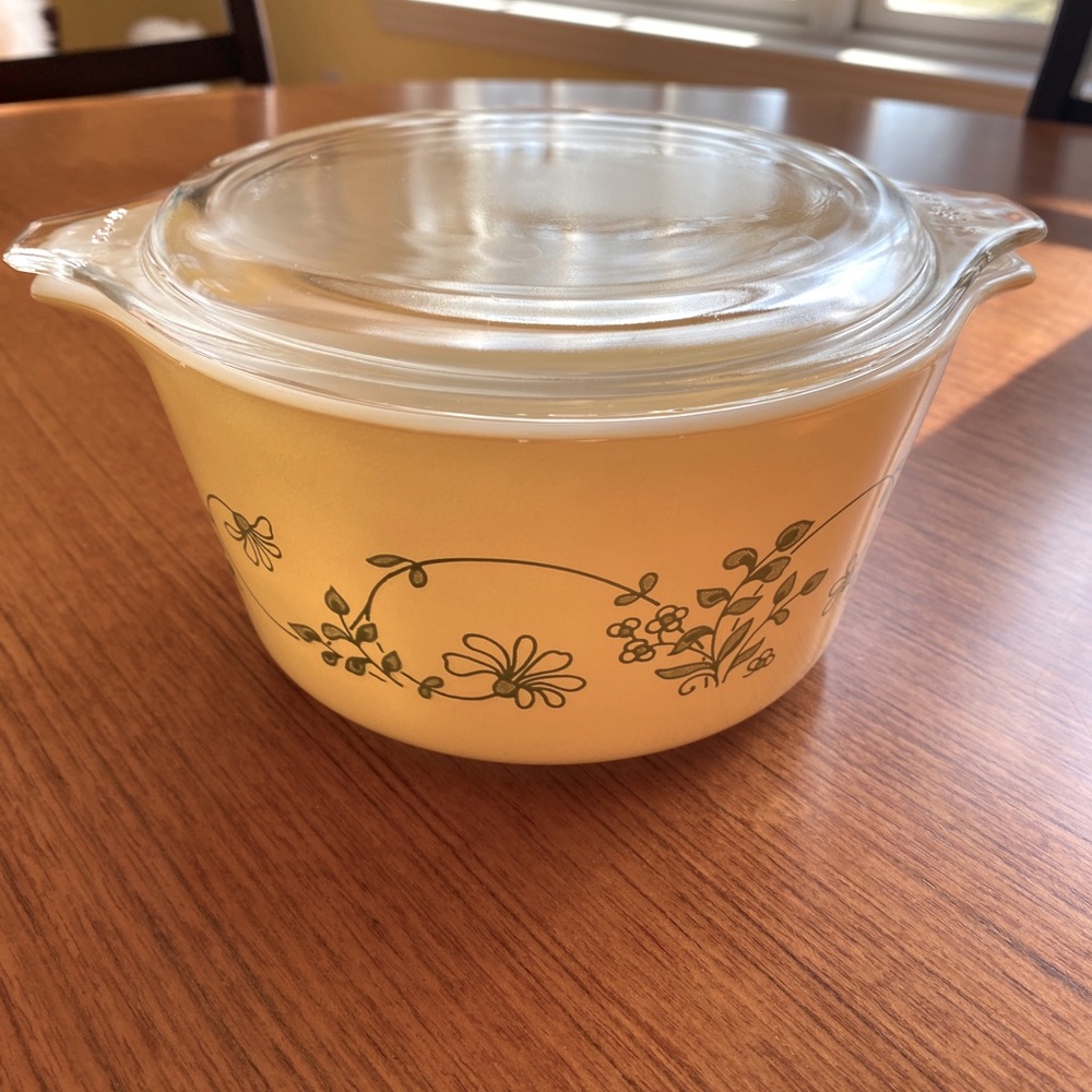 Pretty Pyrex Casserole with lid 🌸 473-B